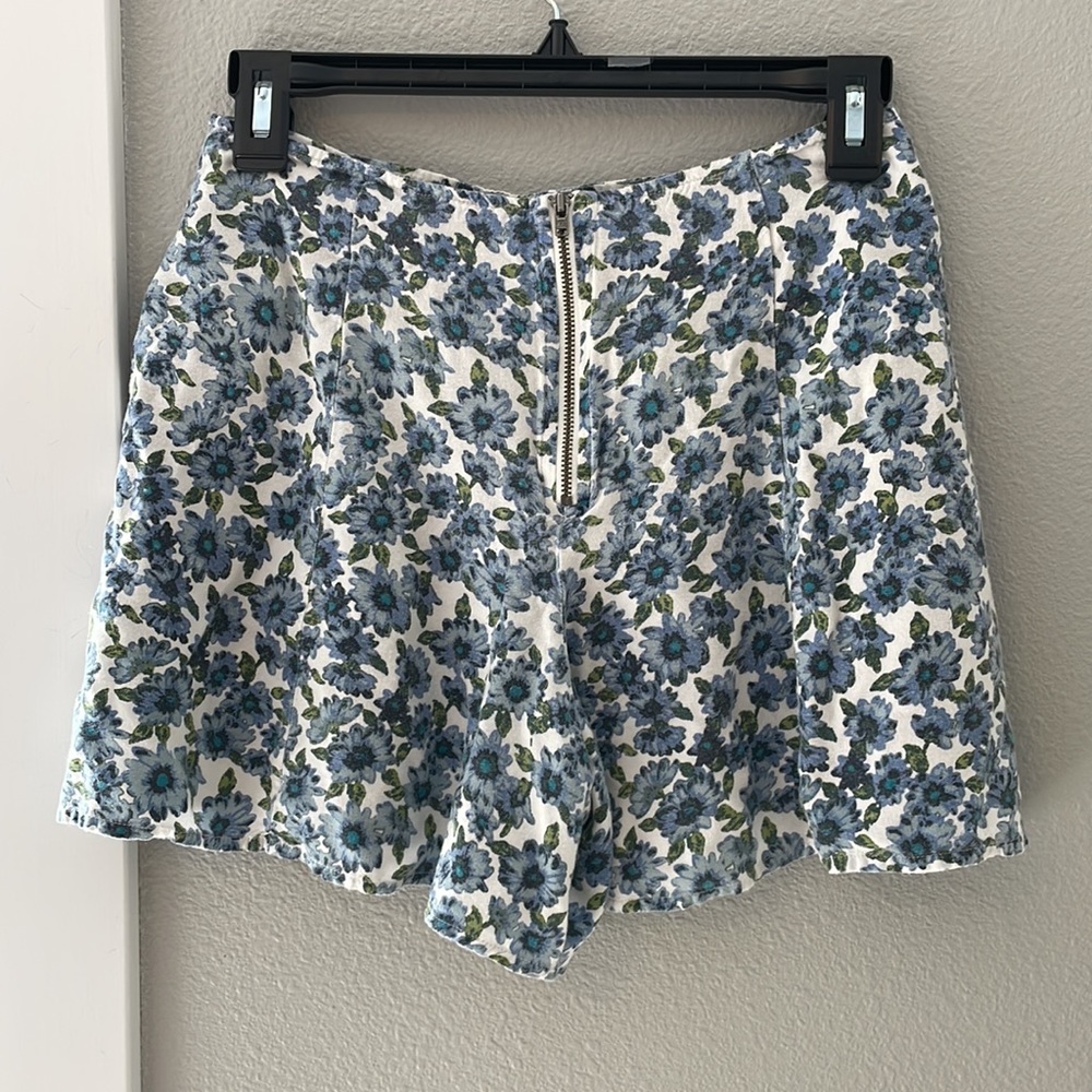 5/$15 Kimchi Blue floral high rise flowy shorts - Picture 3 of 5